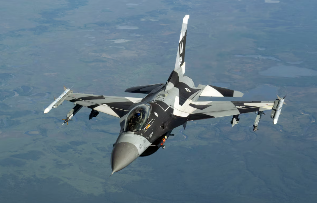F-16 Fighting Falcon - Plane Kit Card (Collectible)